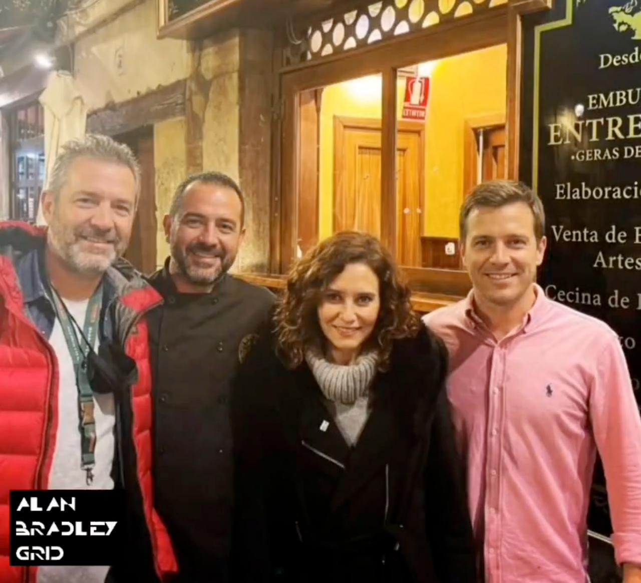Fotografía de los directivos de Quirón con los que comió Isabel Díaz Ayuso en León