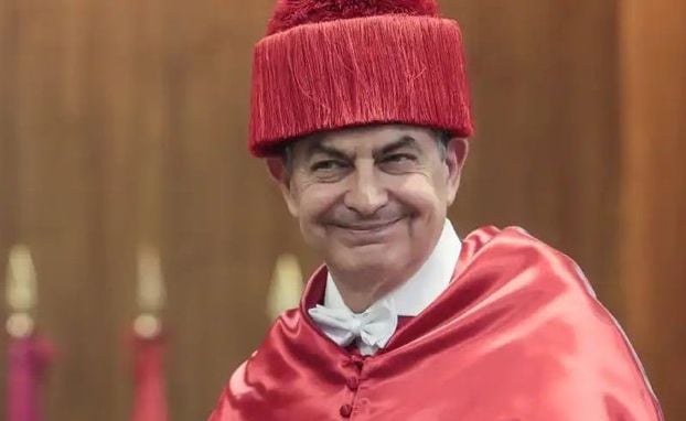 Zapatero fue profesor de Derecho Constitucional en la Universidad de León pero como en dos años no avanzó en su tesis, le dijeron que no le renovarían y este respondió que entonces volvería "al partido"