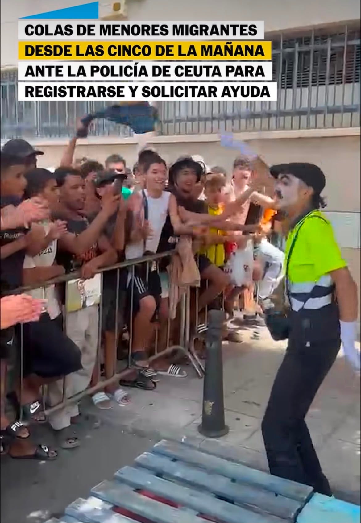 Un vídeo muestra a un grupo de menores esperando frente a la policía de Ceuta mientras corean "viva España" con un mimo