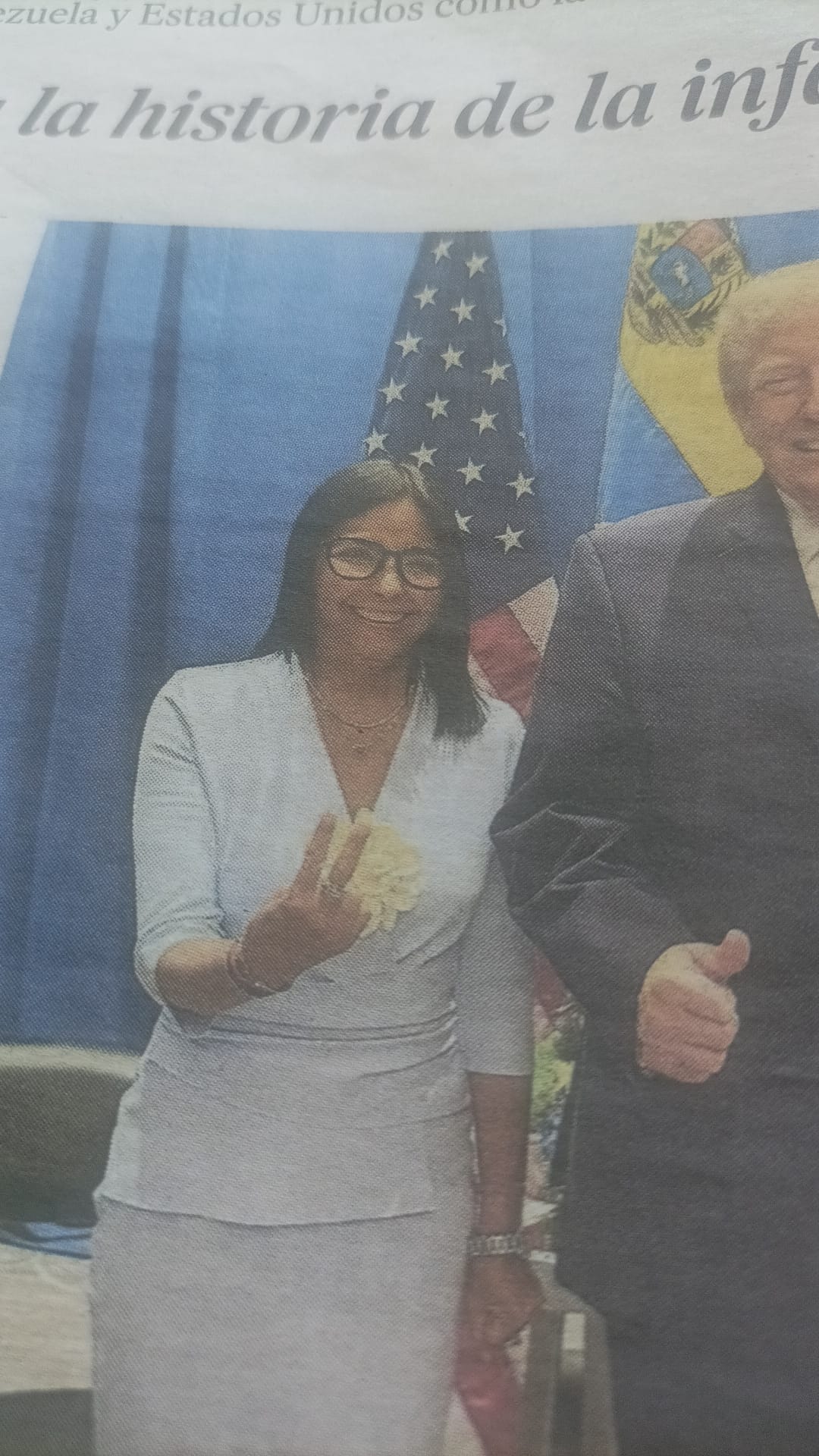 La presidenta de Venezuela Delcy Rodríguez posa en una foto haciendo el gesto de la "V" con las manos en el sentido procaz y no con el de la victoria