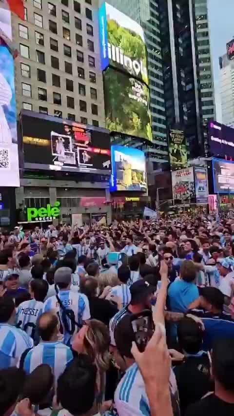 Este vídeo muestra a aficionados de Argentina en Times Square durante el Mundial