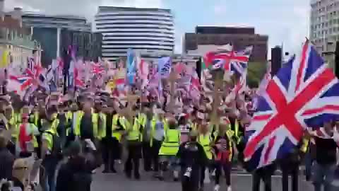 Este vídeo muestra a británicos movilizándose en agosto de 2026