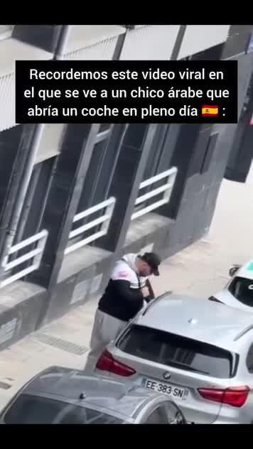 Un vídeo muestra a un chico árabe abriendo un coche a la luz del día