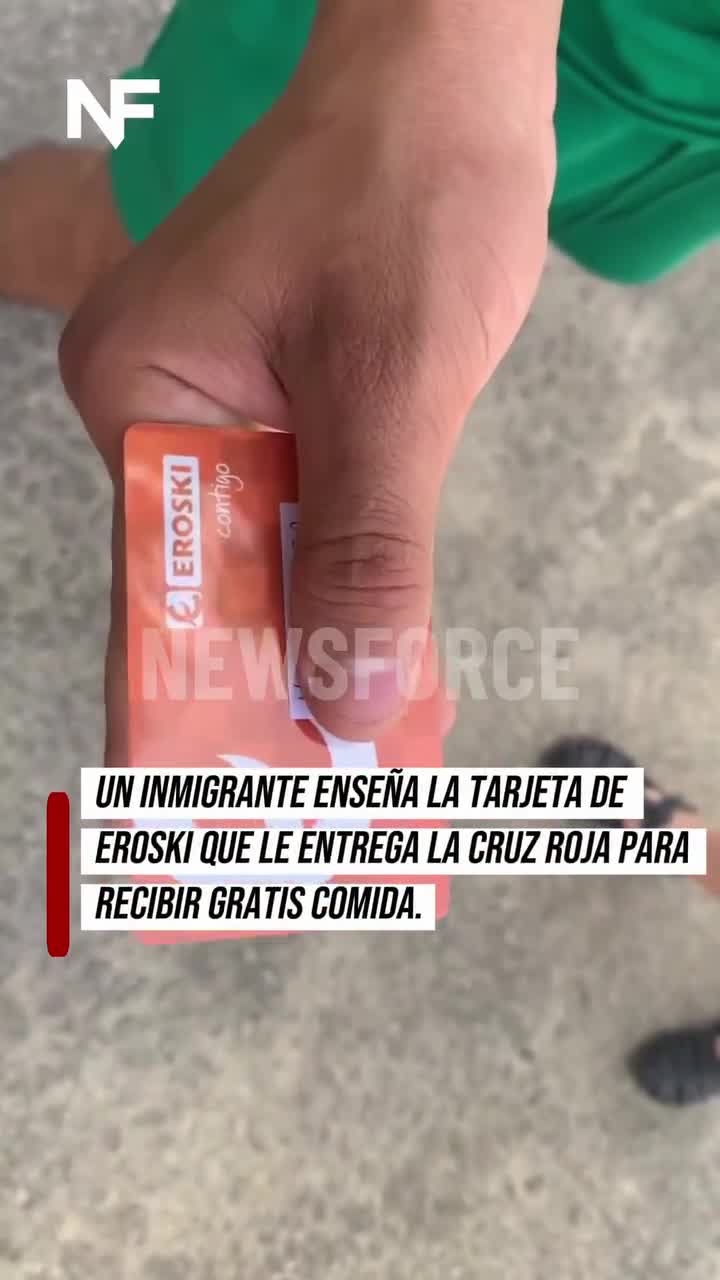 Cruz Roja entrega a los inmigrantes en Ceuta tarjetas Eroski para comprar alimentos sin tener que pagarlos con su propio dinero