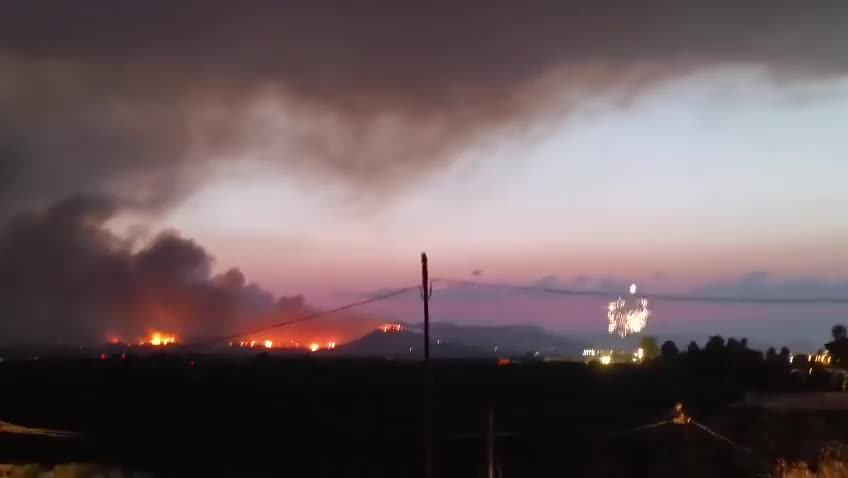 Lanzan fuegos artificiales en La Vall d'Uixó mientras el incendio forestal avanza