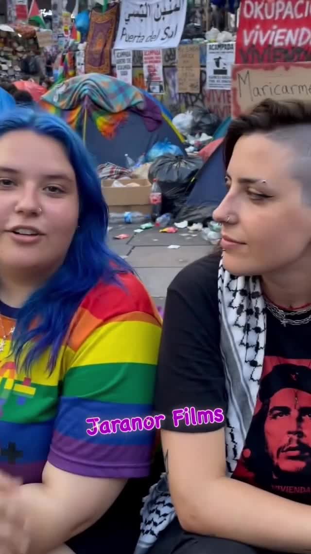 Vídeo de una entrevista a dos personas de extrema izquierda que dicen que ni estudian ni trabajan porque ya cotizan los ricos para que ellas reciban una paga