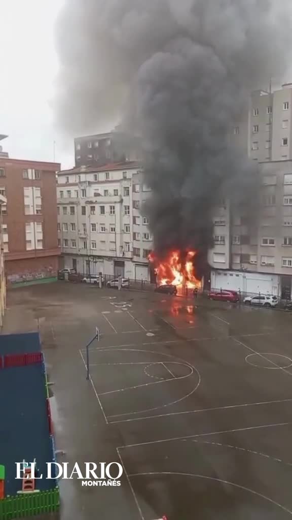 Imágenes de un incendio en Santander tras prenderse un coche eléctrico en un garaje