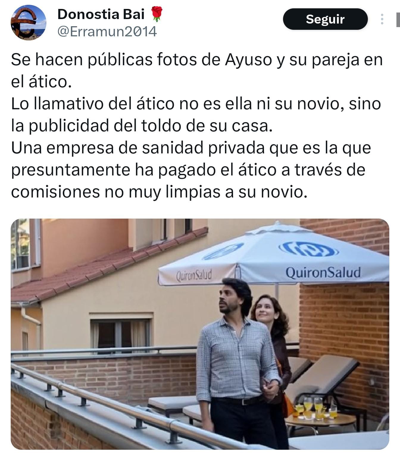 No, esta imagen no muestra a Ayuso y su novio en el ático de su casa con un toldo de QuirónSalud de fondo: está editada