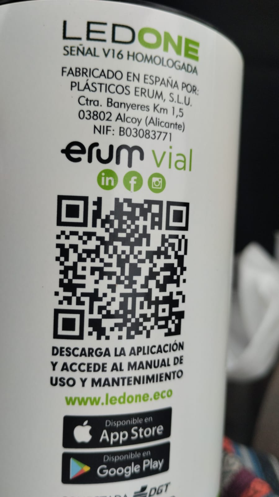 No, no existe una única empresa comercializadora de balizas V16, hay más de 30 que venden modelos homologados por la DGT