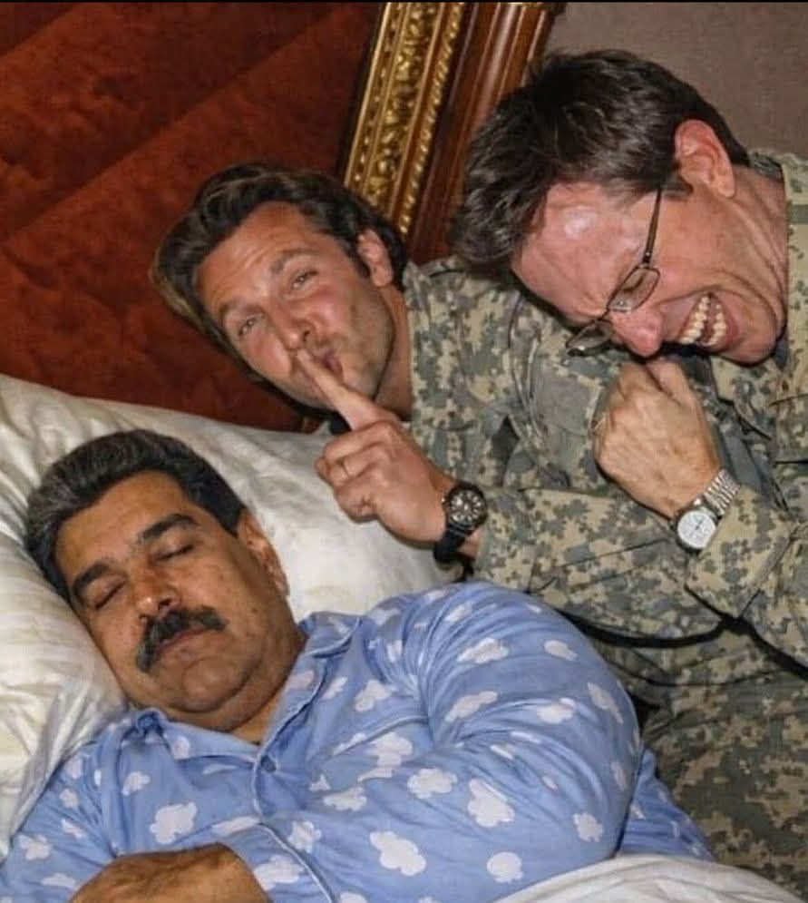 Una imagen muestra a los protagonistas de la película Hangover posando, mientras Nicolás Maduro duerme