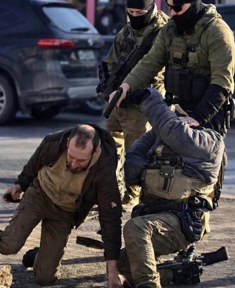 No, esta imagen del enfermero asesinado por la Patrulla Fronteriza Alex Pretti con un arma en la mano no es real: está editada