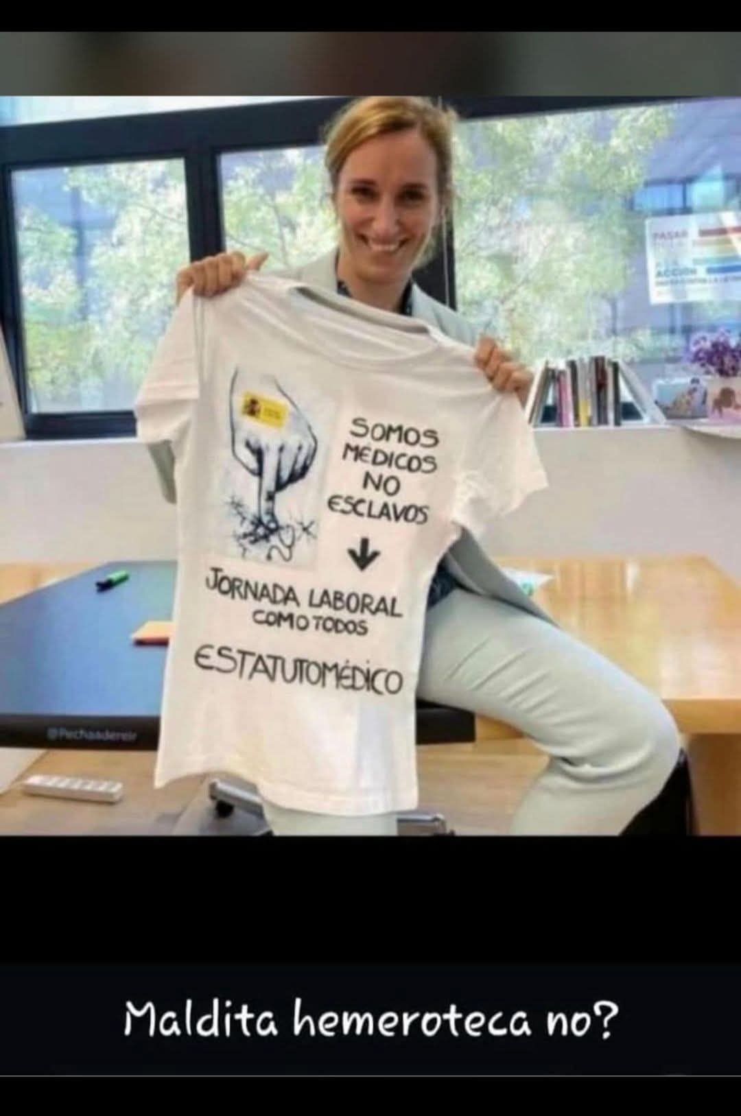 No, esta imagen de Mónica García sujetando una camiseta que dice “somos médicos no esclavos” no es real: está manipulada y en la original no se lee ese mensaje