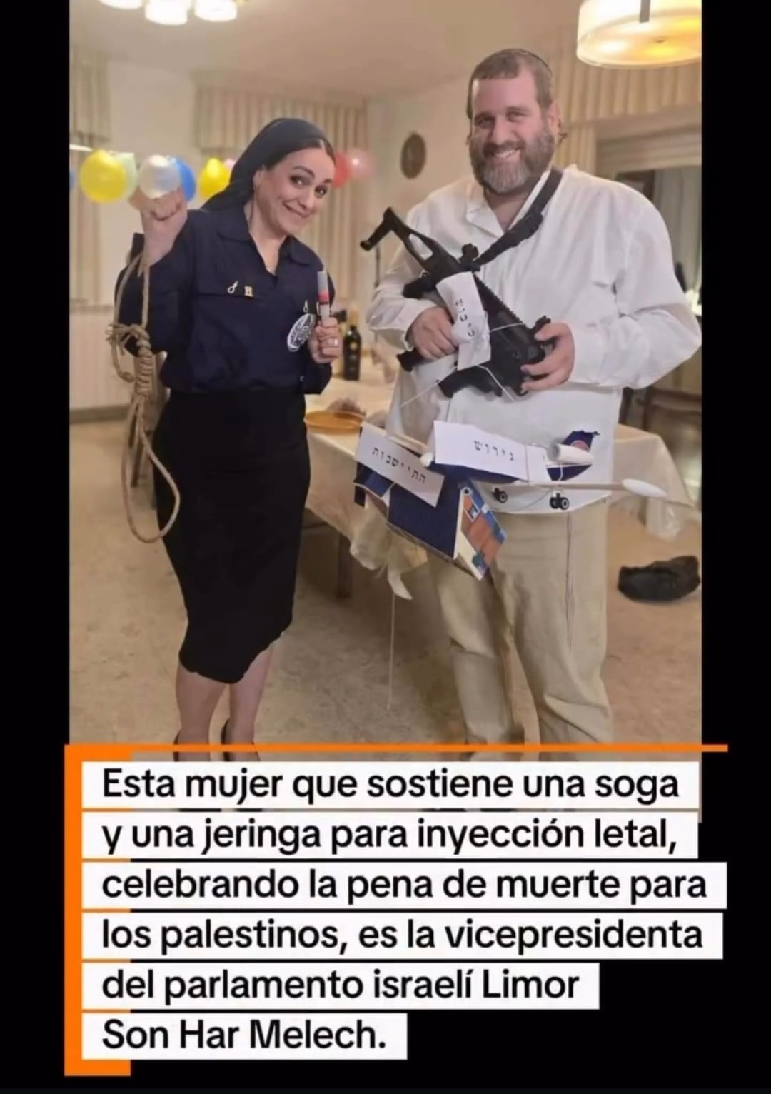 Imagen en la que la vicepresidenta del parlamento israelí, Limor Son Har Melech, sostiene una soga y una jeringa para la inyección letal celebrando la pena de muerte para los palestinos