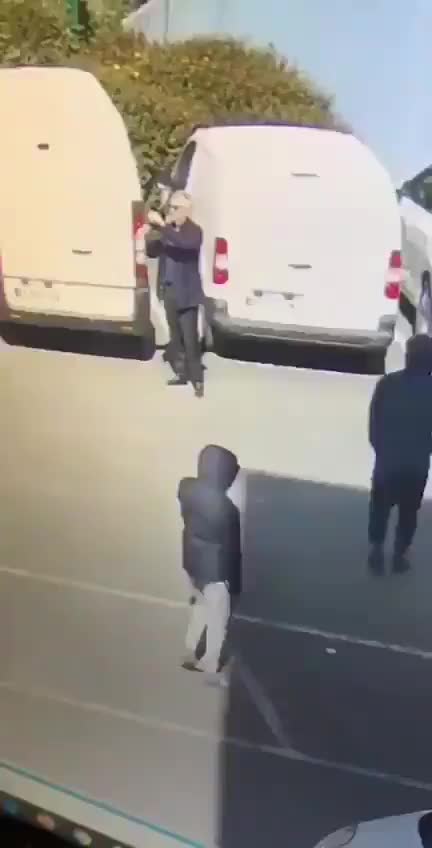 Cuatro migrantes encapuchados asaltan a un hombre