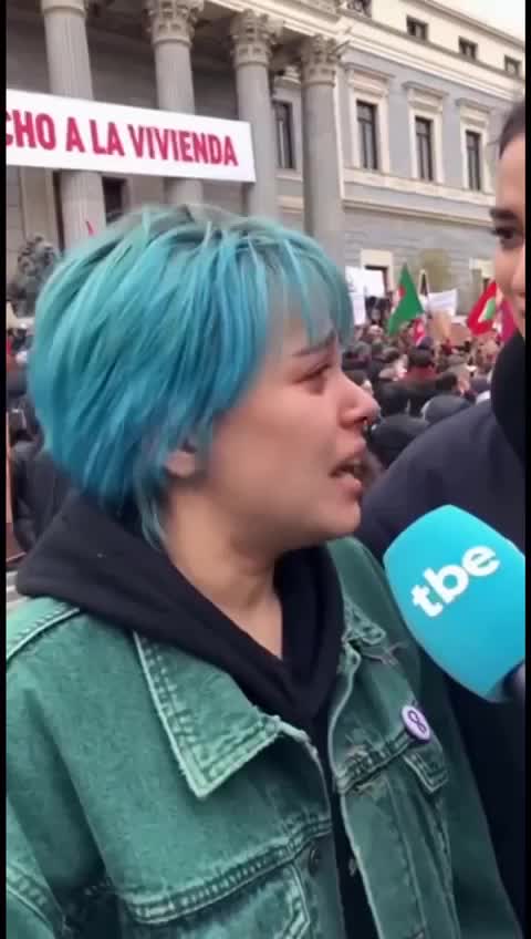 No, este vídeo de manifestantes por la vivienda pidiendo que el Estado garantice que su vecino "no sea facha" no es real: está generado con IA