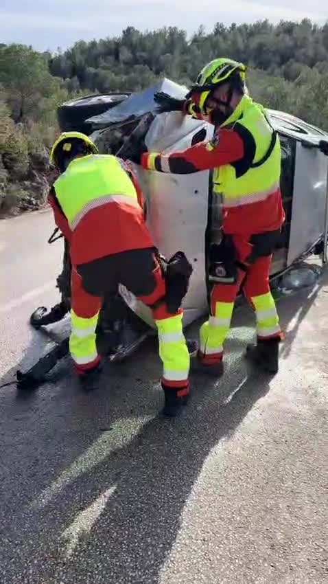 Qué sabemos del vídeo del bombero sobre la visibilidad de la baliza V16 y la recomendación de seguir llevando los triángulos en el vehículo