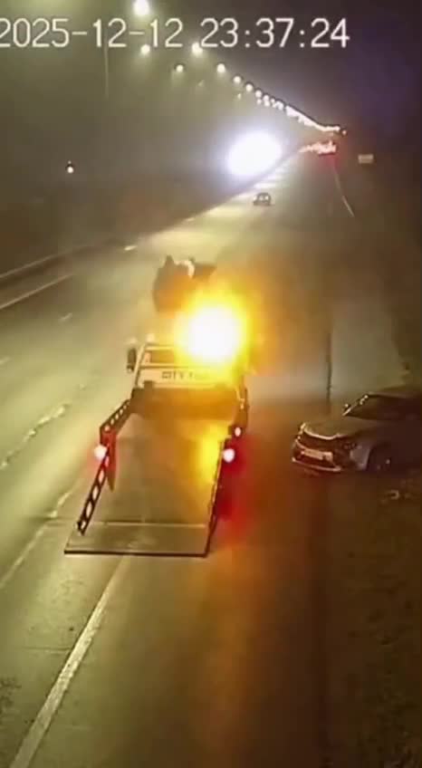 El vídeo de dos coches que vuelcan al subir la rampa de una grúa no es real y ha sido creado con IA