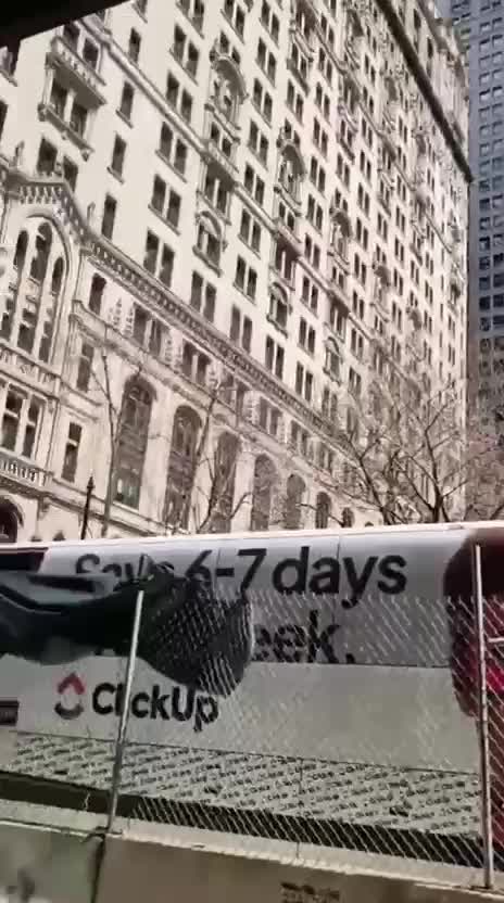 Colocan carteles en Wall Street en Nueva York llamando criminales a Pedro Sánchez, Zapatero y Maduro