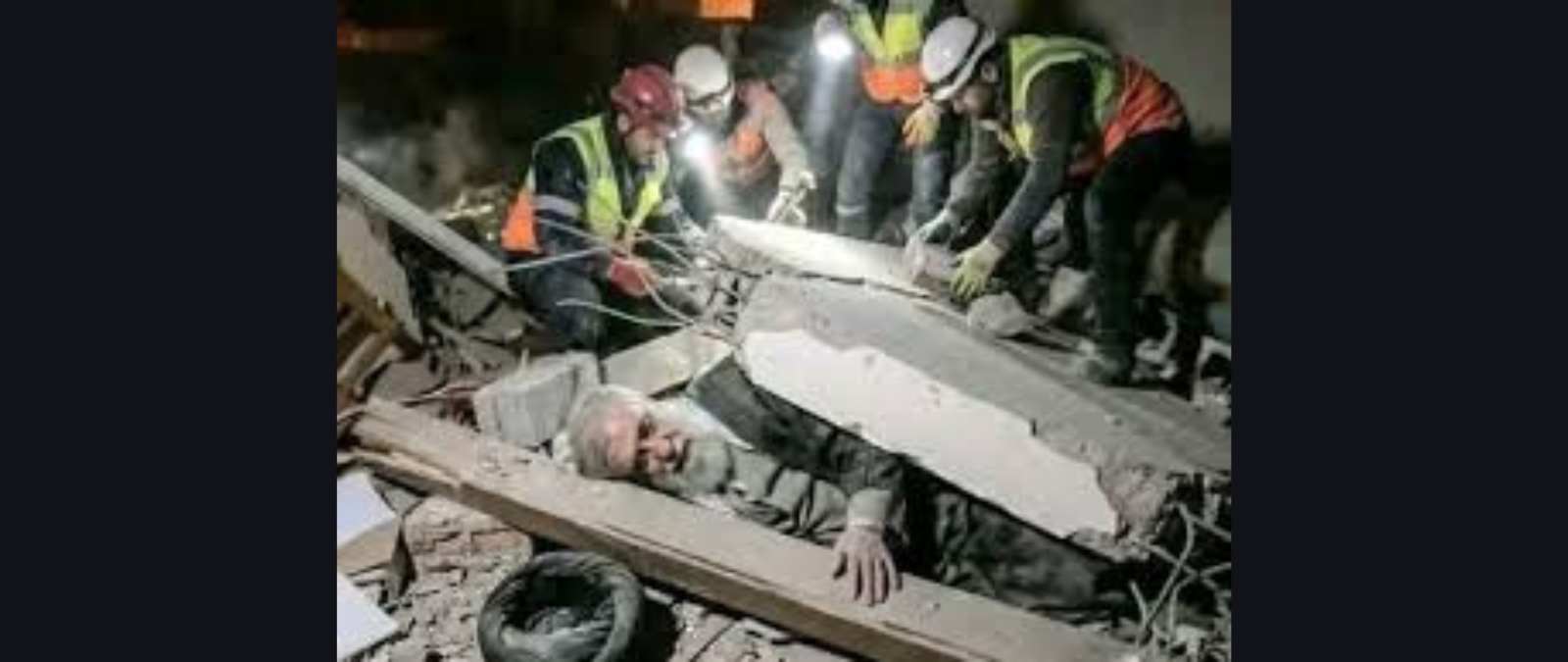 No, esta imagen que supuestamente muestra a Alí Jameneí entre escombros tras el bombardeo de EEUU e Israel contra Irán no es real: tiene indicios de haber sido creada con IA