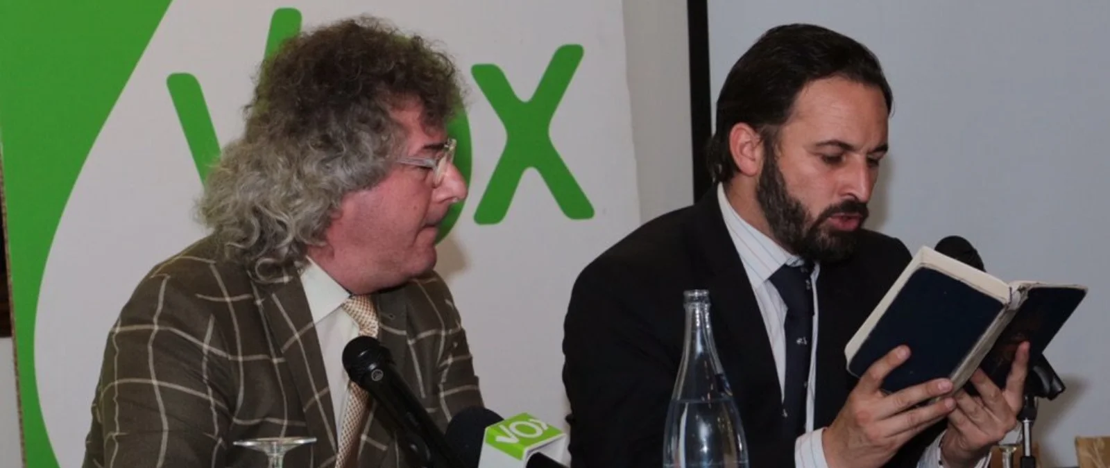 Cuidado con la foto de Santiago Abascal leyendo el Corán en una “conferencia por la defensa del islam”: se tomó durante una conferencia de VOX en 2015 sobre “los peligros del islam”