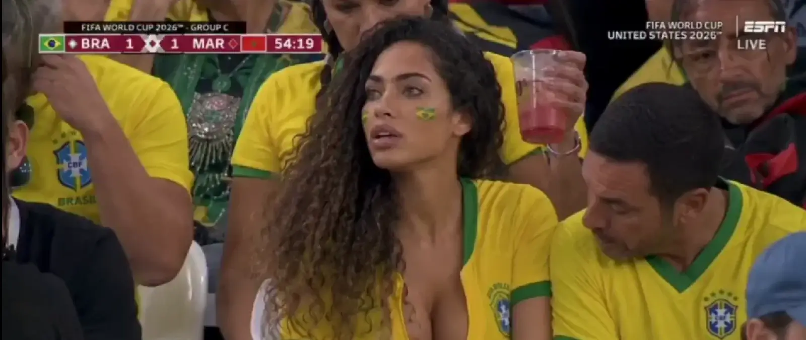 No, este vídeo de un hombre mirándole el pecho a una aficionada de Brasil no es real: está generado con IA
