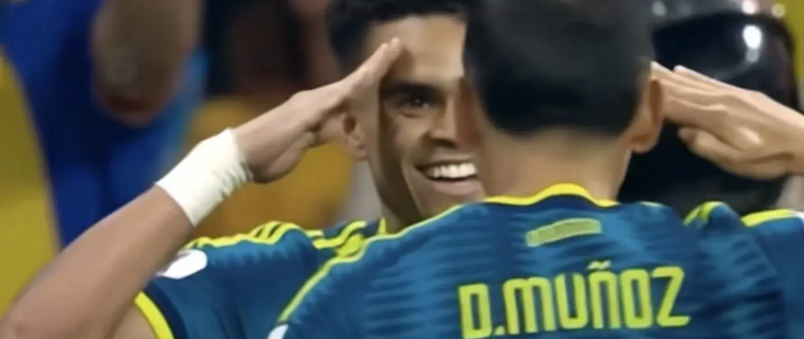 No, Luis Díaz y Daniel Muñoz no celebraron un gol de Colombia en el Mundial haciendo el saludo “firmes por la patria” de Abelardo De La Espriella