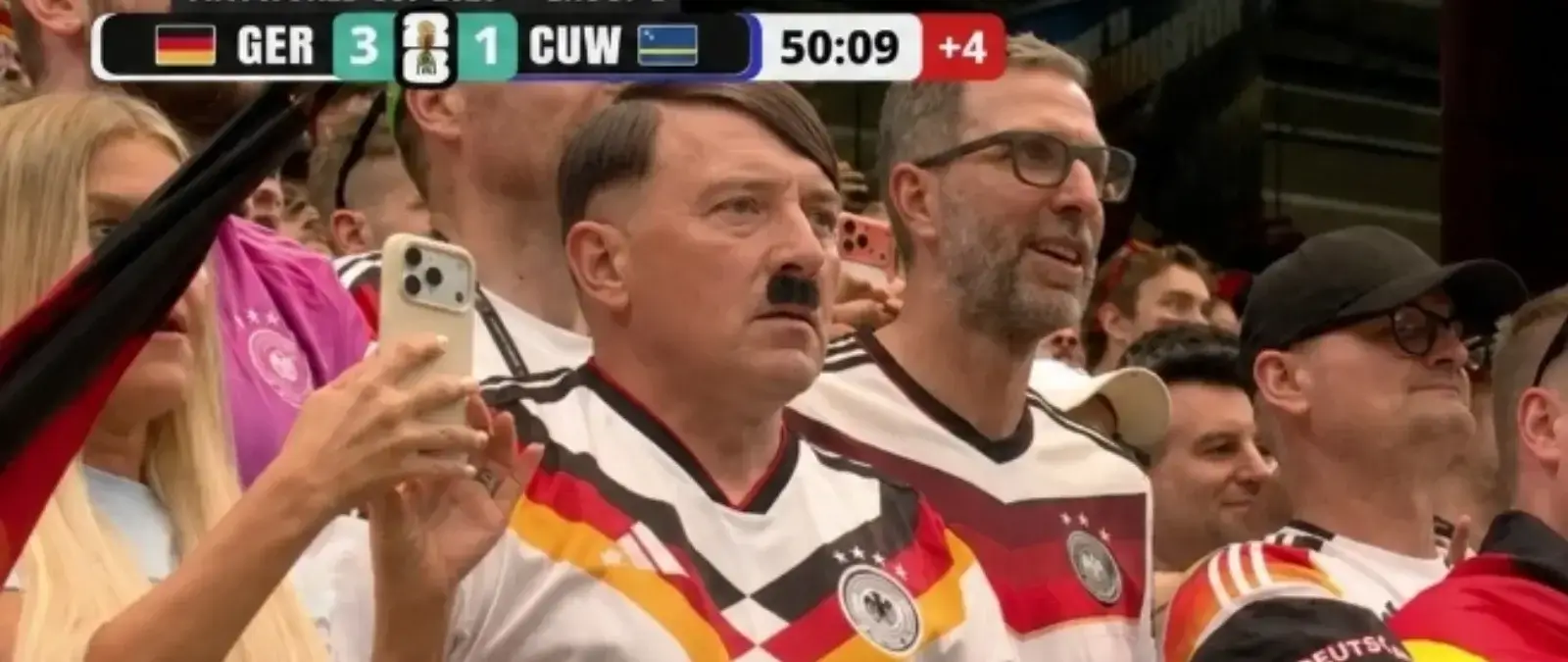 No, esta imagen de un aficionado alemán disfrazado de Hitler en el Mundial no es real: está generada con IA