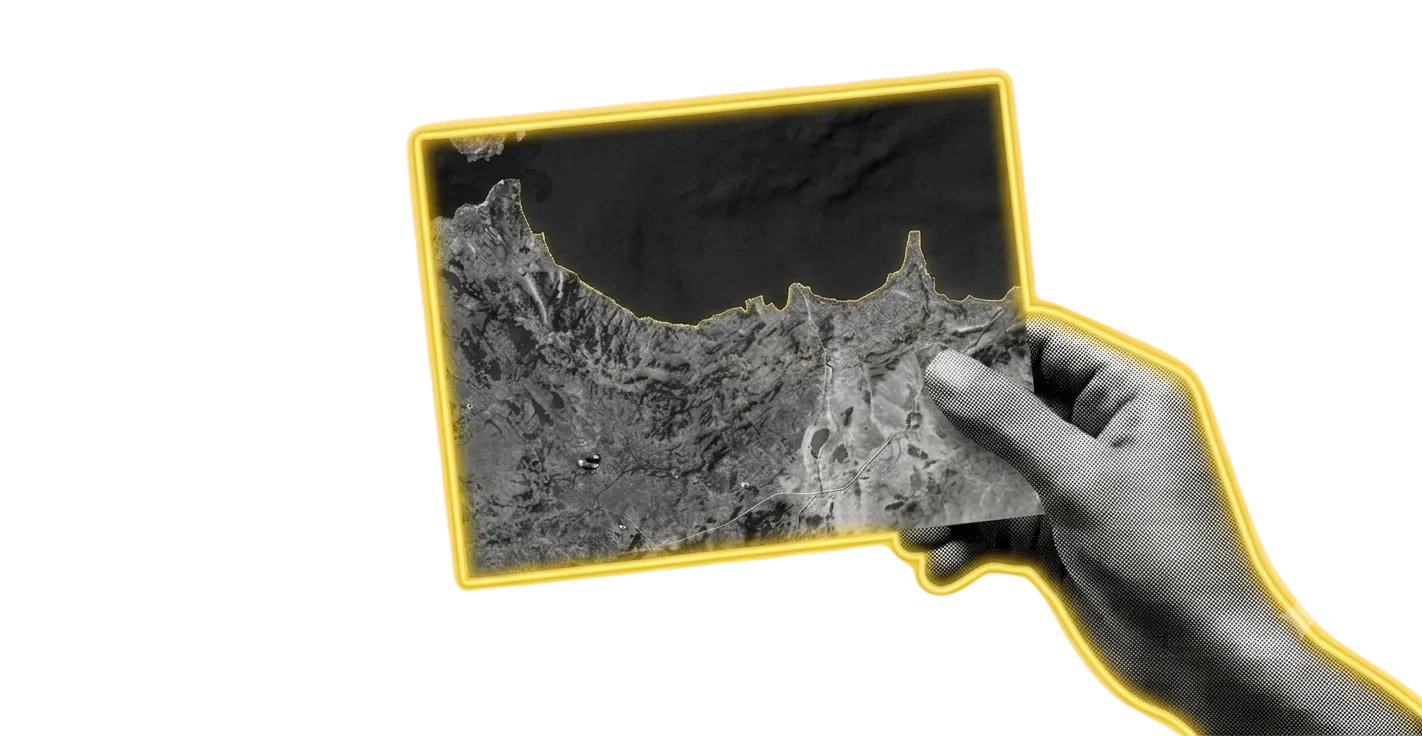 Mano sosteniendo un mapa de la zona de Ceuta con anotaciones