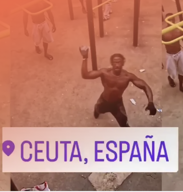 Fotograma de un vídeo con la etiqueta de geolocalización "Ceuta, España" sobre un hombre haciendo ejercicio en un parque