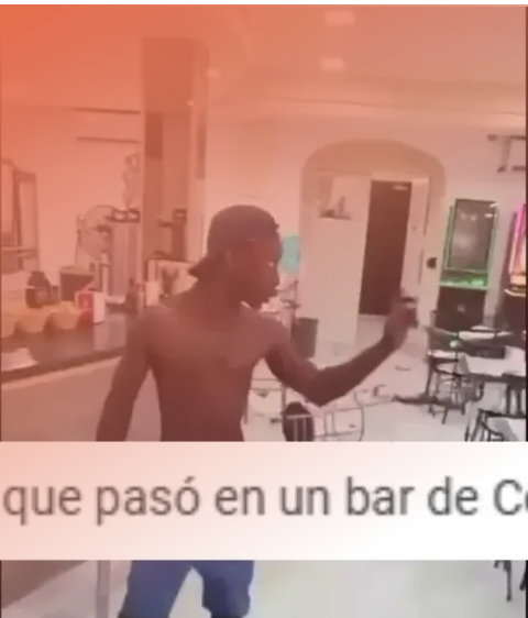 Fotograma de un vídeo de un hombre destrozando un bar, con el texto "que pasó en un bar de C..."