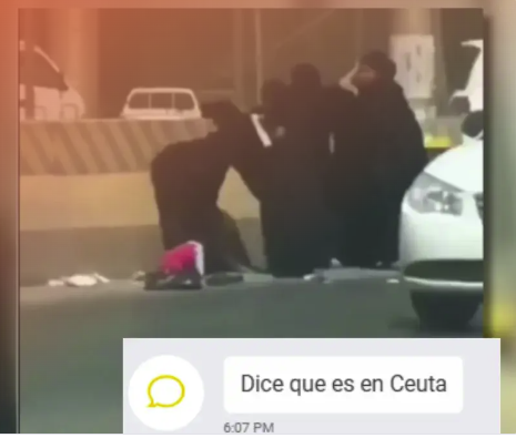 Fotograma de un vídeo de personas vestidas de negro peleándose, con un mensaje de WhatsApp que dice "Dice que es en Ceuta"
