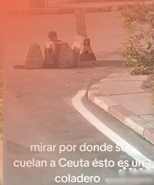 Fotograma de un vídeo con el texto "mirar por donde se cuelan a Ceuta ésto es un coladero"